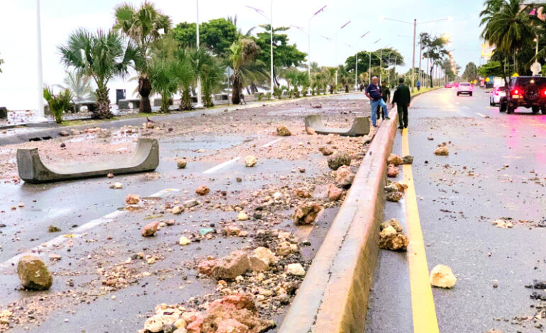 La capital registró cierre de vías e inundaciones por fuertes lluvias